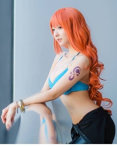 Auto Melek! Gadis Seksi Berdandan Ala Nami dari One Piece World Red