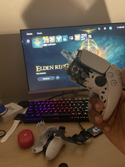 Gara-gara Main Elden Ring, Seorang Gamers Merusak Joystick PS5 Menjadi Dua Bagian