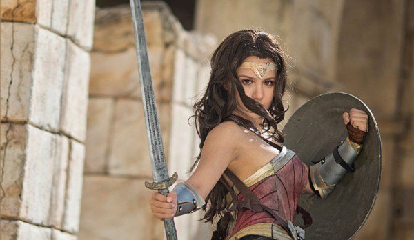 Mirip Gal Gadot, Gadis Imut Asal USA Berdandan Ala Wonder Woman dari DC Universe