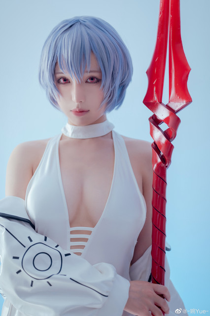 Cosplay Rei Ayanami Dilengkapi Tombak Longinus, Tipe Hot Brutal dari Evangelion!