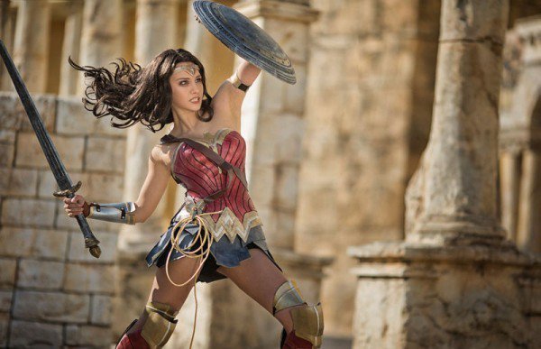 Mirip Gal Gadot, Gadis Imut Asal USA Berdandan Ala Wonder Woman dari DC Universe