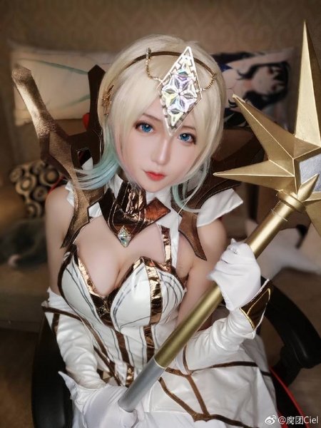 Menyinari Tapi Bukan Matahari, Gadis Cantik Berdandan Ala Lux dari League of Legends