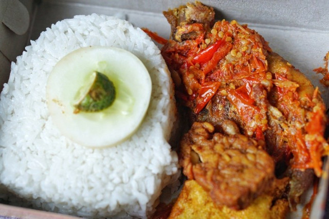 Ayam Geprek Sulawesi, Makanan Enak & Mantap Favorit di Makassar
