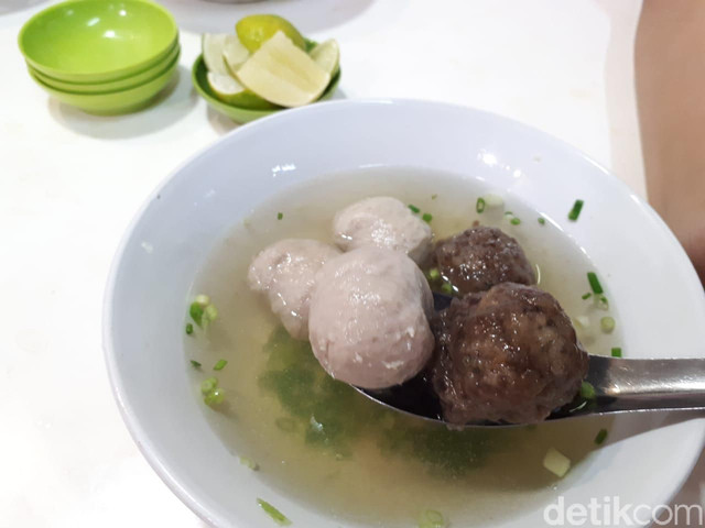 Bakso Ati Raja, Enaknya Santapan Makassar Dimakan dengan Burasa