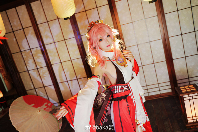 Hati Meleleh! Seorang Cosplayer Imut Berubah Menjadi Yae dari Genshin Impact