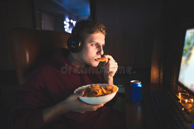 5 Momen Tentang Makan Saat Bermain Game, Bahkan Ada Sampai Minta Disuap Loh