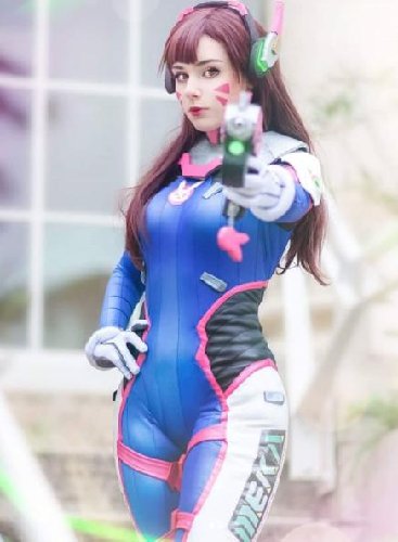 Serba Ketat &amp; Panas, Gadis Italia Berdandan ala D.Va dari Game Overwatch