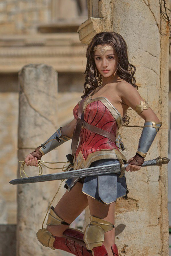 Mirip Gal Gadot, Gadis Imut Asal USA Berdandan Ala Wonder Woman dari DC Universe