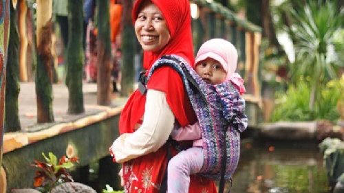 Berbagi Makanan ke Ibu-Ibu, Kebaikan Langsung Dibalas Sama Tetangga