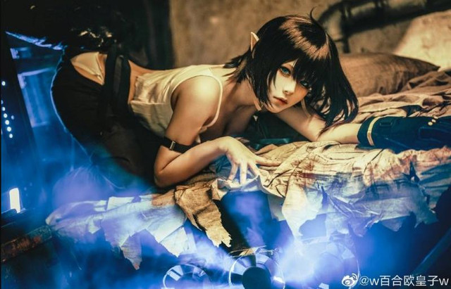 gadis-cantik--seksi-asal-tiongkok-berdandan-ala-eunectes-dari-arknights