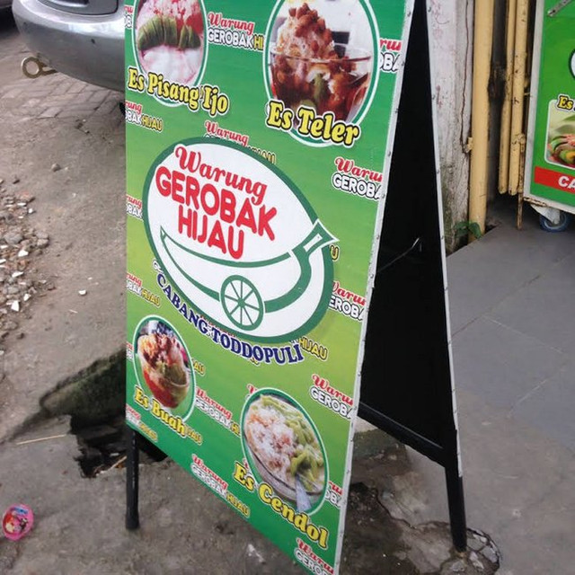 Menikmati Kesegaran Es Buah di Warung Gerobak Hijau