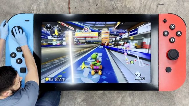 Wow! Seorang Penggemar Membuat Nintendo Switch Raksasa Sampai Gak Bisa Digenggam Lagi