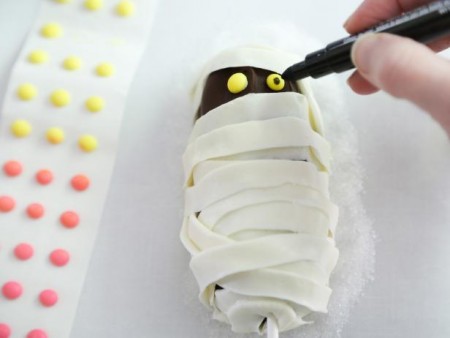 Lengkapi Halloween Dengan Membuat Pops Kue Mumi yang Imut