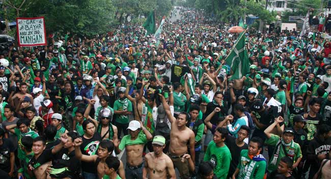 sepakbola-indonesia-makin-runyam-bonek-minta-menpora-dicopot