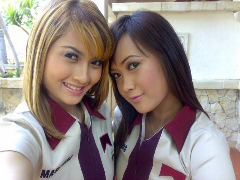 Hmm.. 2 Wanita Sekamar Bareng 8 Pria, Hmmmm.....