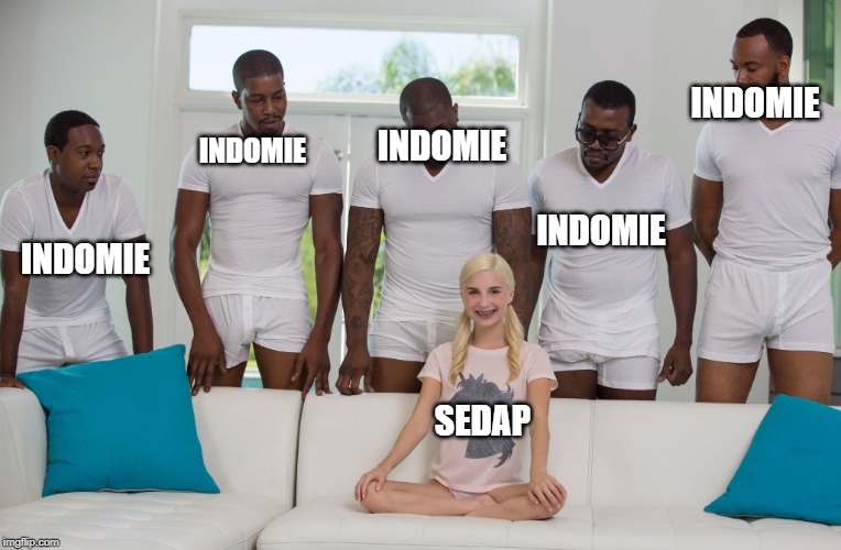 foto-penampakan--aneh--ditengah-tumpukan-mie-instant-ini-viral-di-medsos