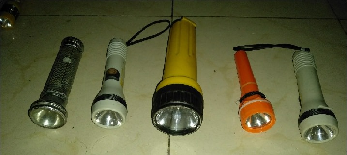 Pasukan Senter Koleksiku, Persenjataan Ketika Mati Lampu