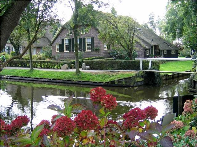Giethoorn, Desa Indah Tanpa Jalanan di Belanda - The Venice of Netherland