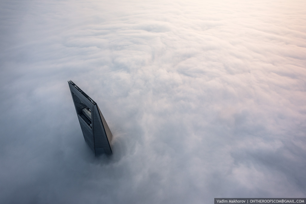 FOto Foto 2 Orang Russia Memanjat Shanghai Tower Yang Belum Jadi