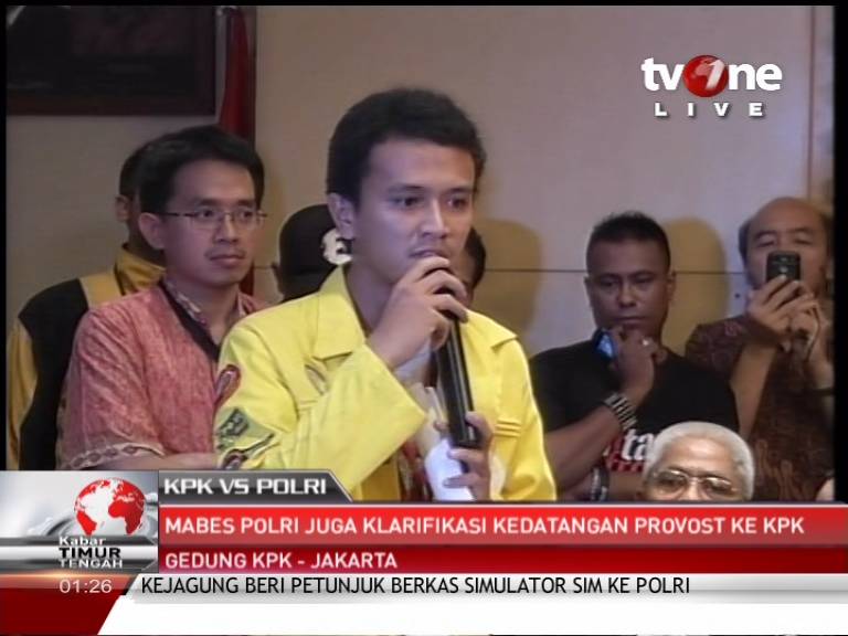 stay tuned!! 15 menit lagi conference pers kpk vs polri