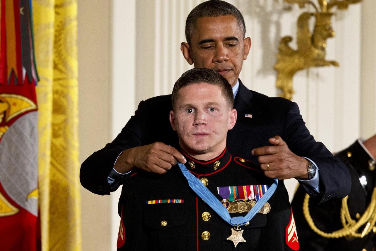 Marine who took grenade hit receives Medal of Honor 