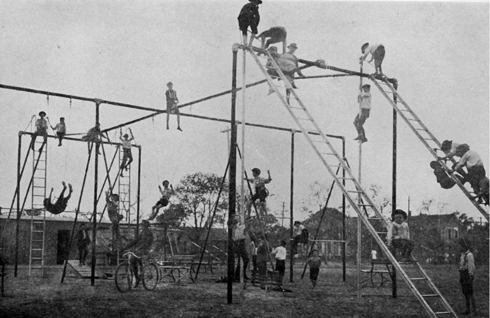 Foto-foto Taman Bermain yang Berbahaya di Tahun 1900an