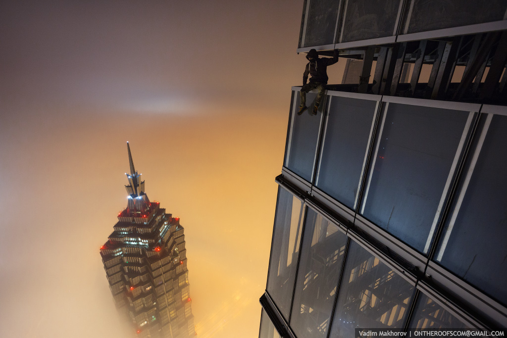 FOto Foto 2 Orang Russia Memanjat Shanghai Tower Yang Belum Jadi