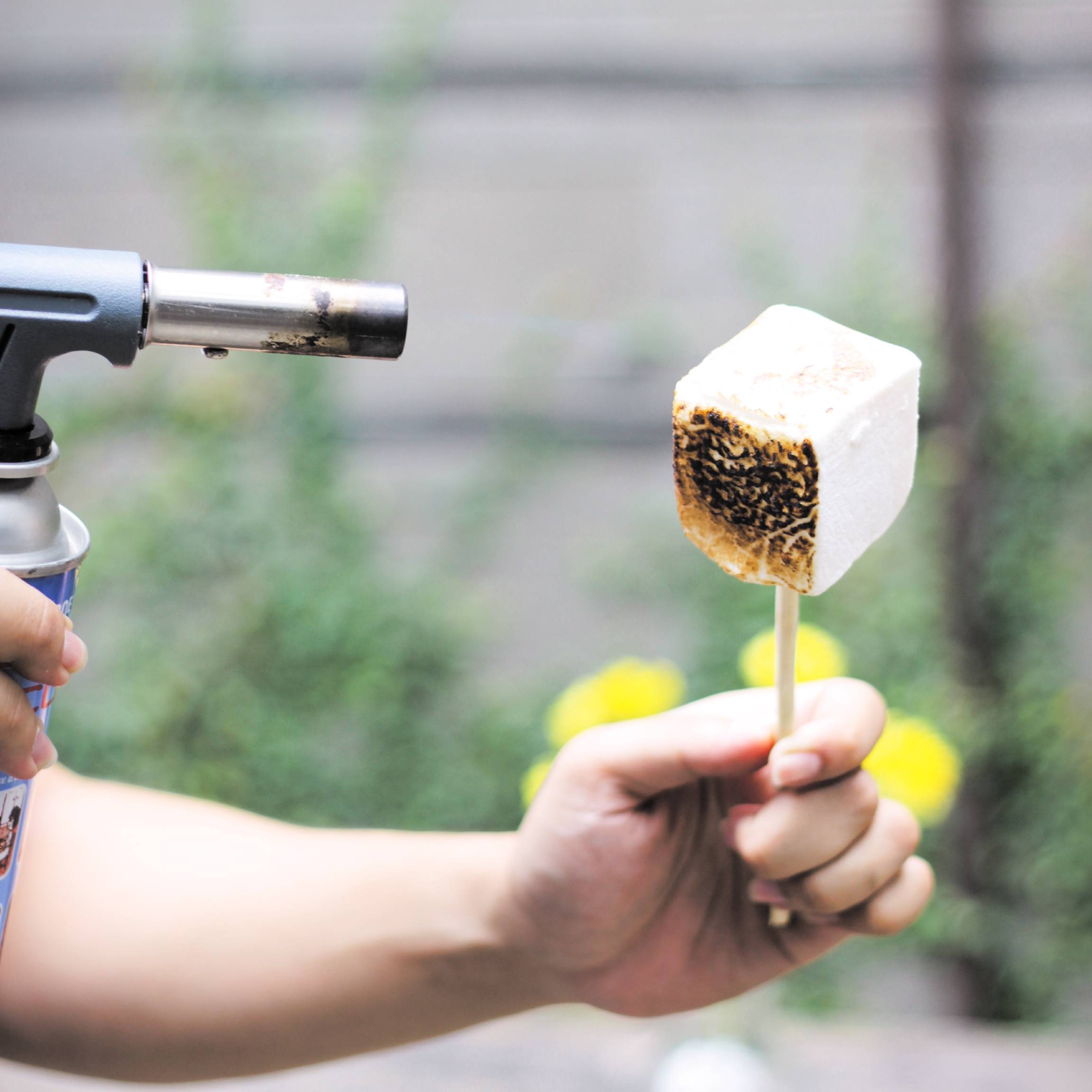 NIKMATNYA ES KRIM DI SEMPROT API, ADA YANG MAU ?