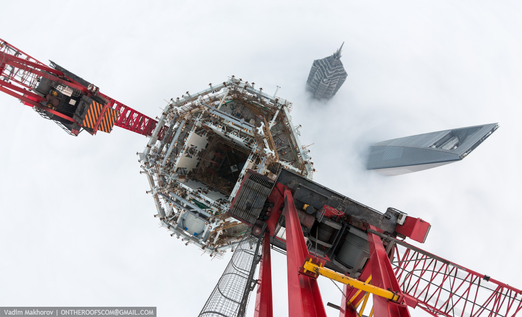 FOto Foto 2 Orang Russia Memanjat Shanghai Tower Yang Belum Jadi