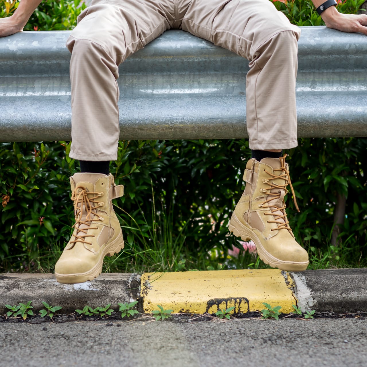 Boots atau Sneakers yang Bagus Buat Daki Gunung?