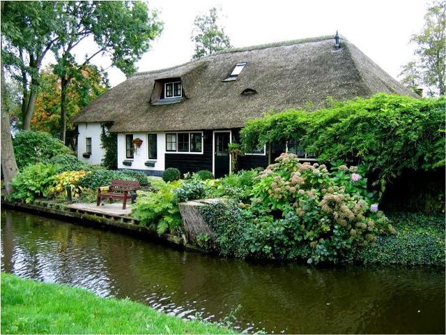 Giethoorn, Desa Indah Tanpa Jalanan di Belanda - The Venice of Netherland