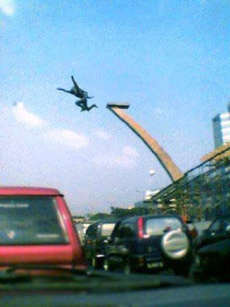 Melarikan Diri (ngakak)