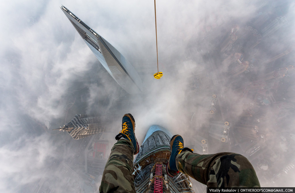 FOto Foto 2 Orang Russia Memanjat Shanghai Tower Yang Belum Jadi