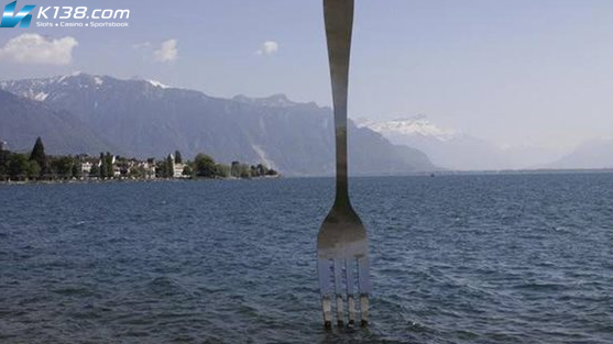 Garpu Terbesar Sedunia Tertancap di Danau Swiss