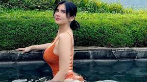Maria Vania Unggah Video Lagi Mandi di Kolam Renang, Netizen: Jeruk Bikin Segar