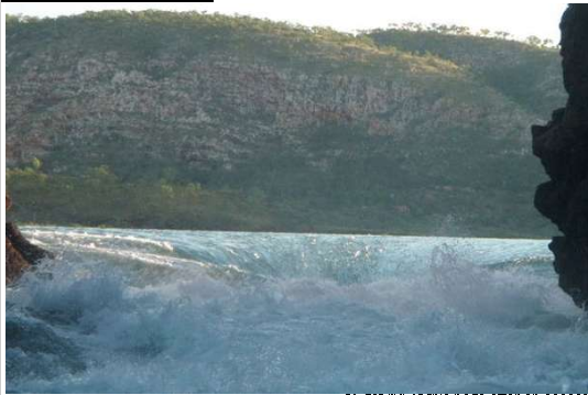 Sensasi Air Terjun di Tengah Laut