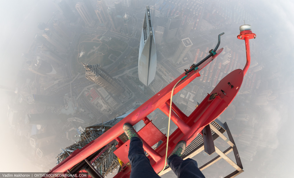 FOto Foto 2 Orang Russia Memanjat Shanghai Tower Yang Belum Jadi