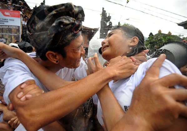 Cipokan Massal di Bali