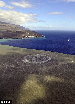 Amazing! Proses Terbentuknya Pulau Baru Akibat Erupsi Ditengah Laut &#91;pic+&#93;