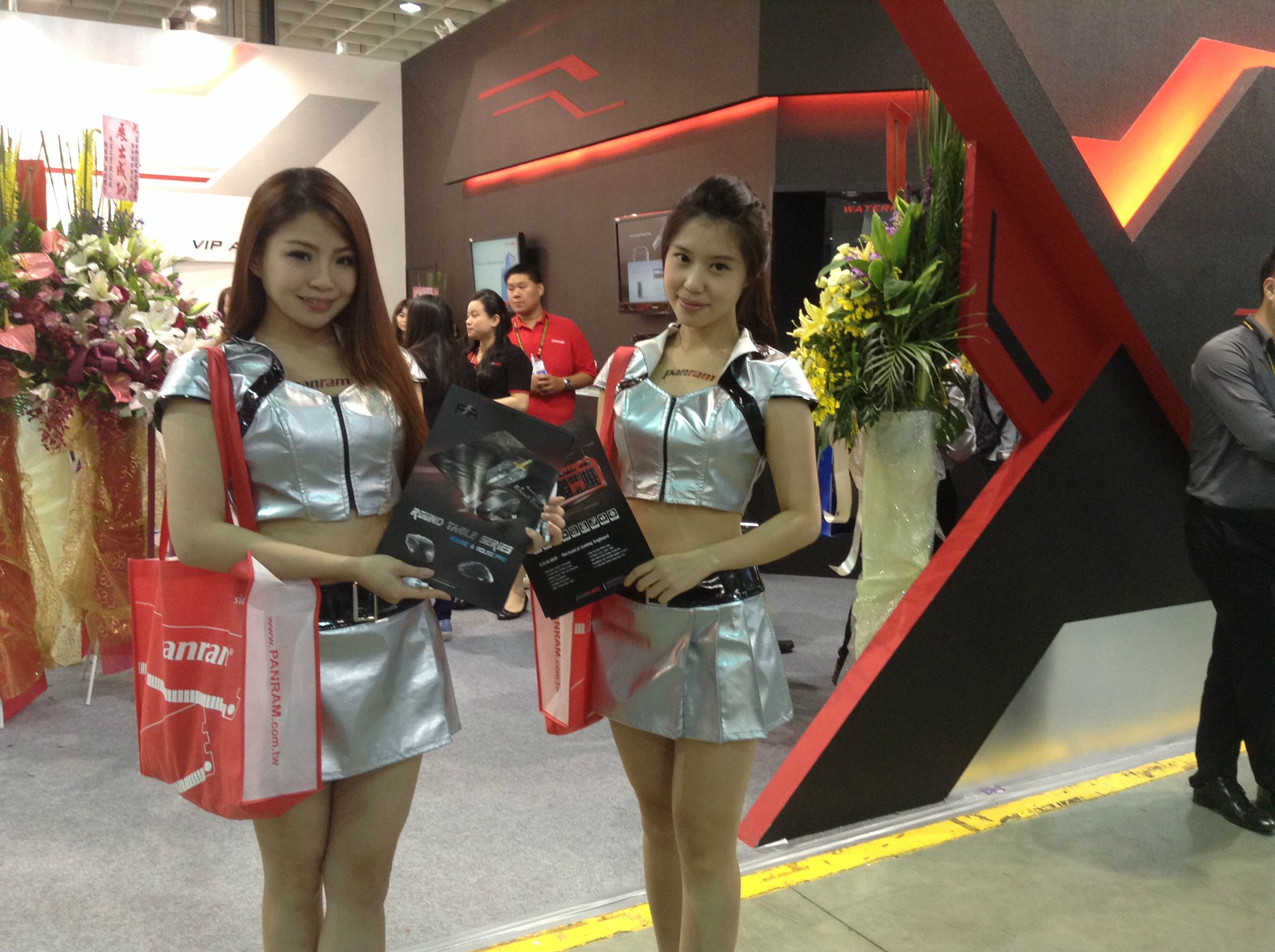 NZXT H440 Menjadi Idola pada COMPUTEX 2014 (Bonus Foto Booth Babes)