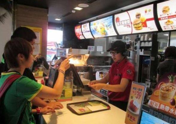 Gadis Ini Habis-habisan Dimarah, Tapi Saat Tahu Siapa Gadis Itu, Semua Terdiam