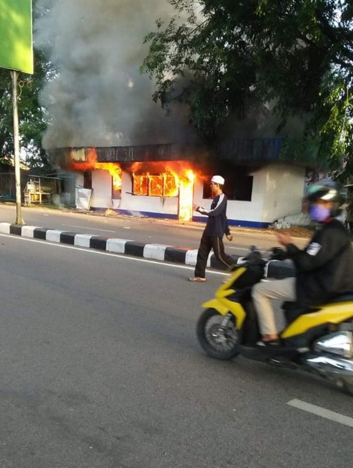 Massa Tak Dikenal Membakar Pos Polisi di Pontianak