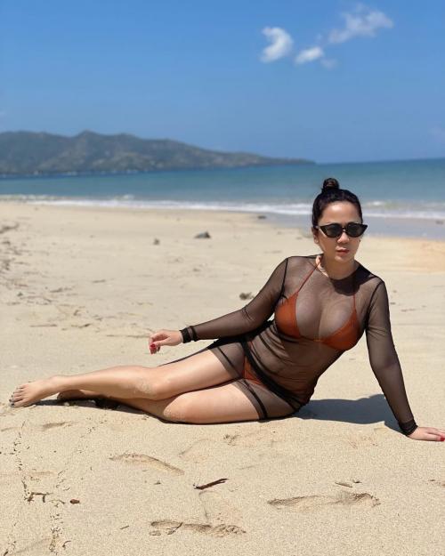 Bikin Susah Kedip, Bikini Tante Ernie Menerawang Pakai Busana Transparan