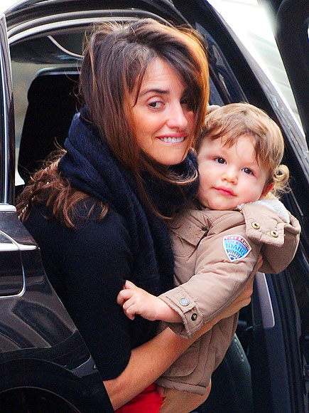 Penelope Cruz Ketagihan Menyusui Anaknya