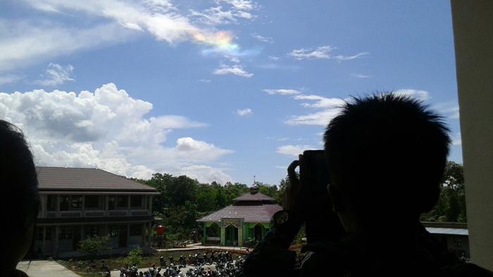 Heboh Muncul Awan Pelangi di Pontianak 