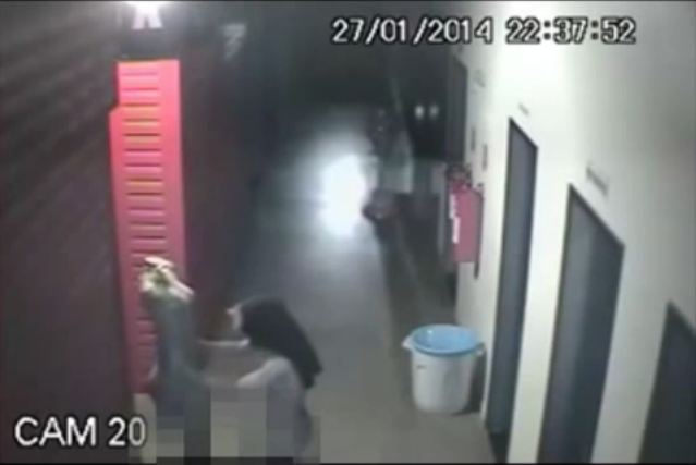 &#91;GILA&#93; Pencuri ini terekam CCTV Bercinta Dengan Manekin!