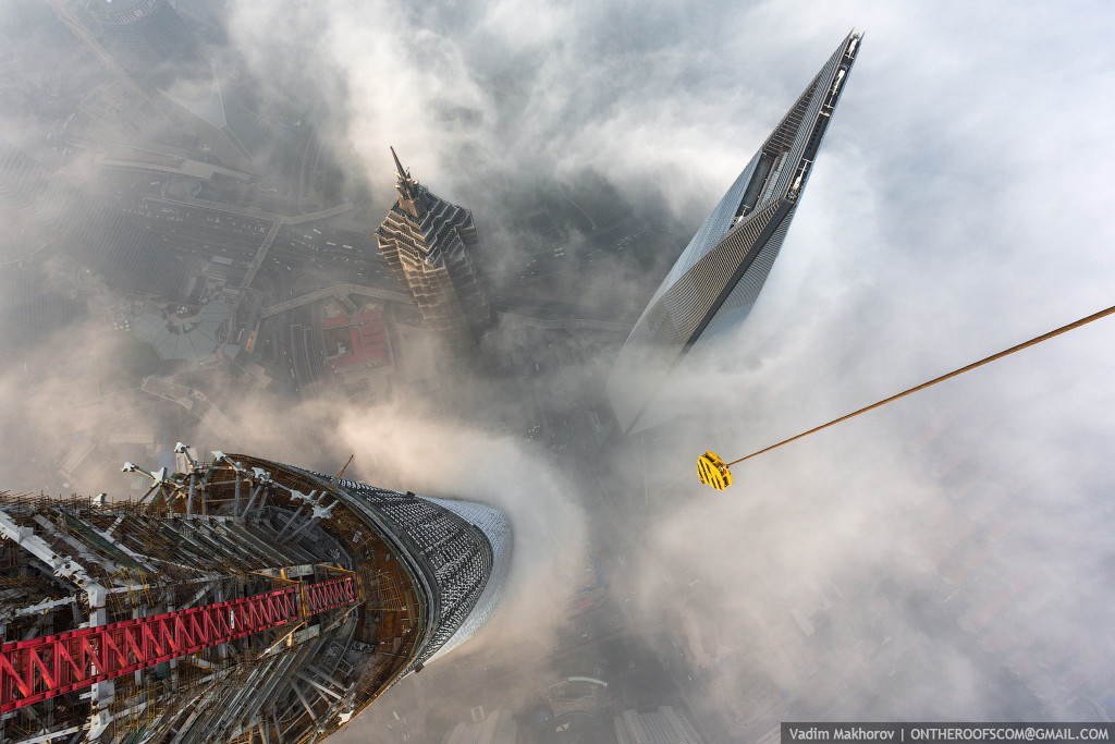 FOto Foto 2 Orang Russia Memanjat Shanghai Tower Yang Belum Jadi