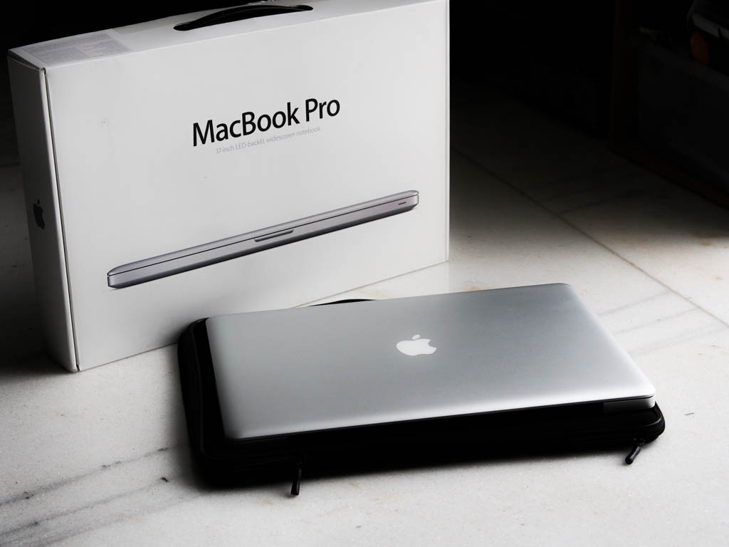 MacBook Pro 17" LED Unibody, Core i5 2.5Ghz, 8GB, 1TB HDD, Like new