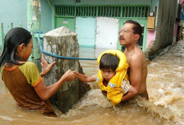 pilkada : Pedagang Warteg Kecam Pernyataan AHOK .