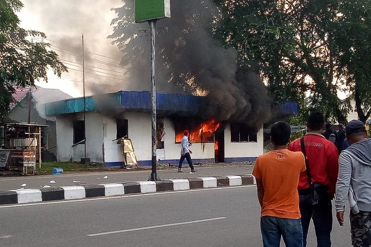 polri-3-polisi-tertembak-saat-urai-massa-kerusuhan-di-pontianak